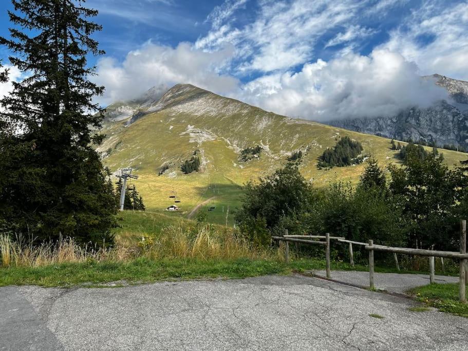 Appartement La Clusaz Avec Terrasse Sur Les Pistes De Ski Manigod Exteriör bild