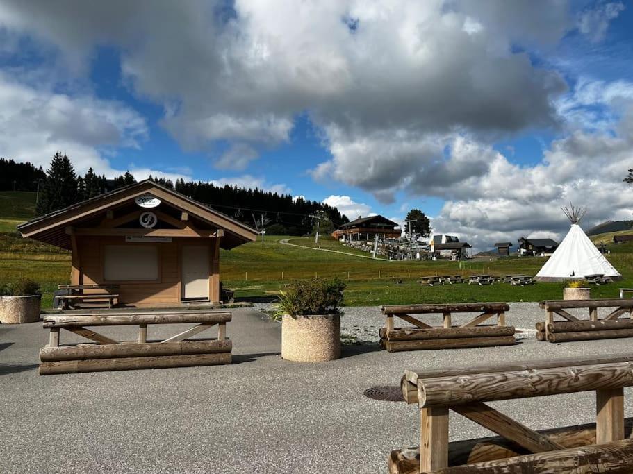 Appartement La Clusaz Avec Terrasse Sur Les Pistes De Ski Manigod Exteriör bild